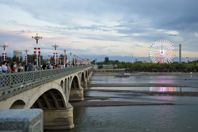 不同民族,不同文化的交汇处,漫步在伊宁伊犁河大桥