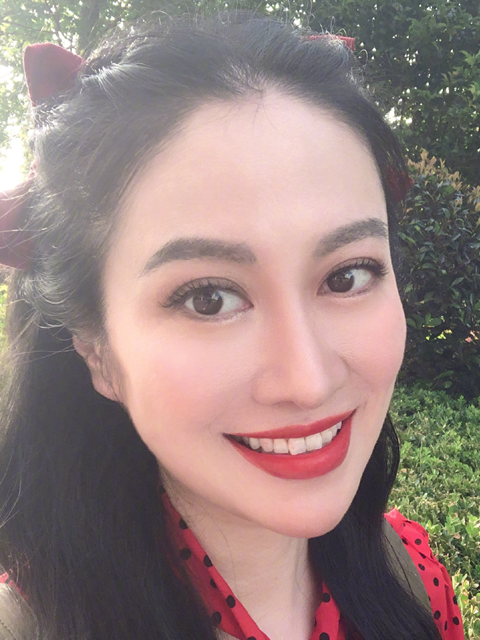 42岁叶璇近照脸部大变样,锥子脸双眼皮认不出,古装女神变网红