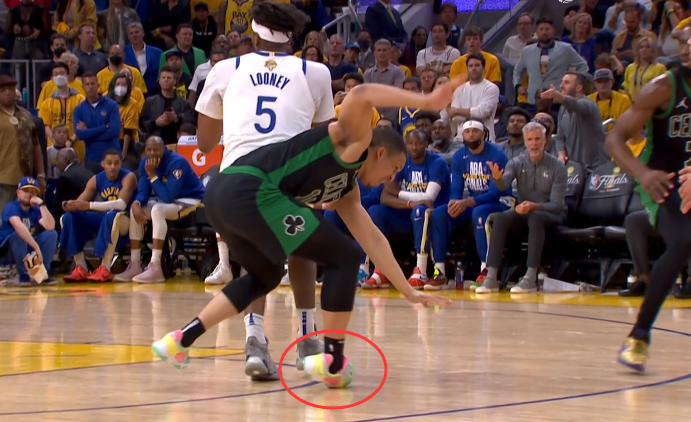 斯玛特夹库里手臂太狠萌神伸手表不满勇士绿军单节2人意外崴脚