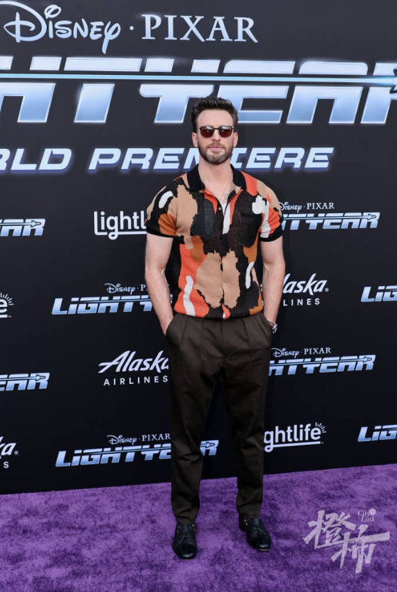 美队上热搜被玩坏!造访迪士尼拍照姿势千篇一律疑似ps 本人紧急澄清