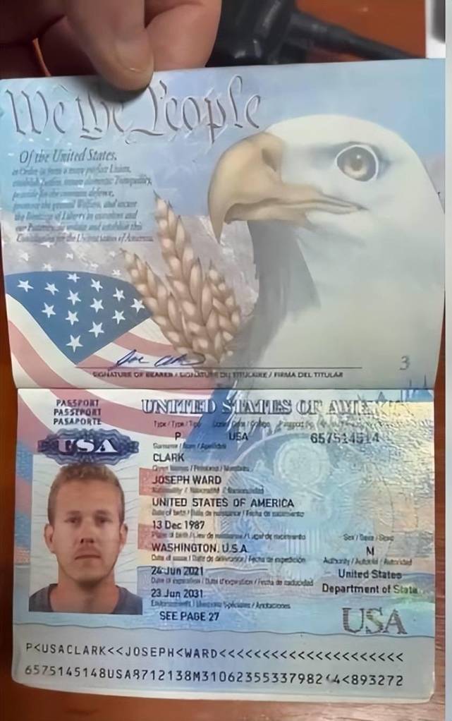 马里乌波尔的攻城战,车臣士兵率先进入政府大楼,升起旗帜宣告胜利;5月