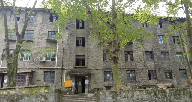 再后来迁往首都北京,然后南隐四川合川,改名为四川矿业学院,最后归根