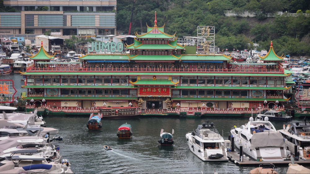 著名电影取景地珍宝海鲜舫告别香港被领航船拖走画面曝光