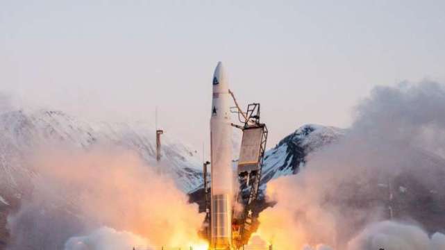 还记得去年横着飞的美国rocket-3火箭吗?