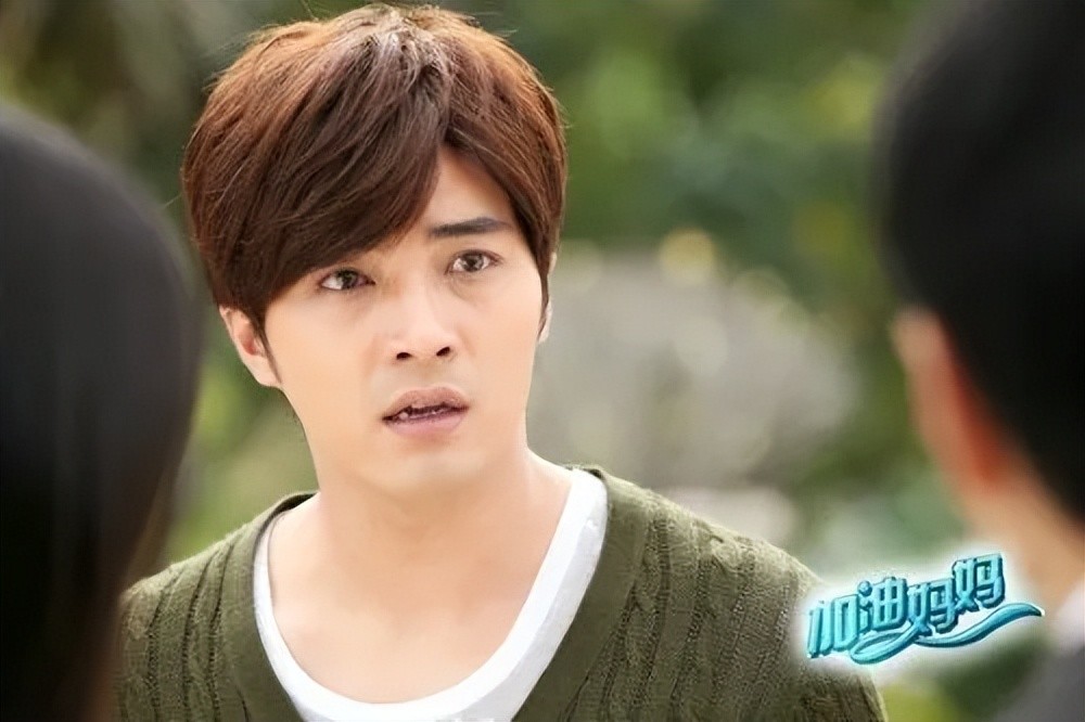 贺军翔在剧中饰演夏平安.他曾经是一个游泳健将,与周语晨是情侣关系.