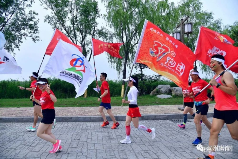 6点14分,参加活动的长跑爱好者们在马拉松协会及各个跑团旗帜的引导下