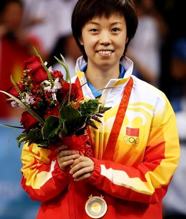 40岁张怡宁用遥控器垫球动作敏捷球快出残影皮肤白嫩状态超好