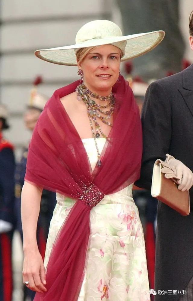 荷兰雷人王妃的头饰大赏:真正酷炫的造型应该从头开始