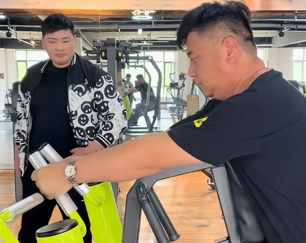 朱小伟提前为婚礼做准备,请健身私教打卡减肥,挥汗如雨十分卖力_腾讯