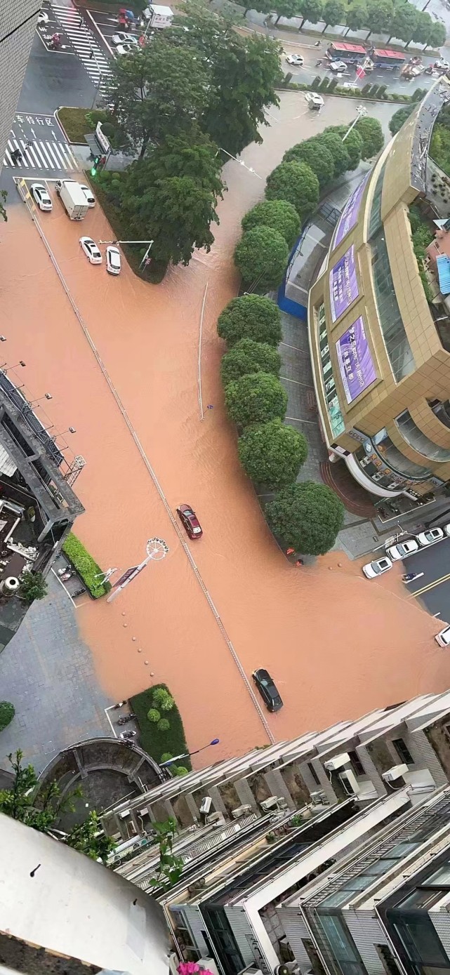 西江路,三龙大道,城南大道,苍梧大道,竹湾路等市区主干道路出现内涝