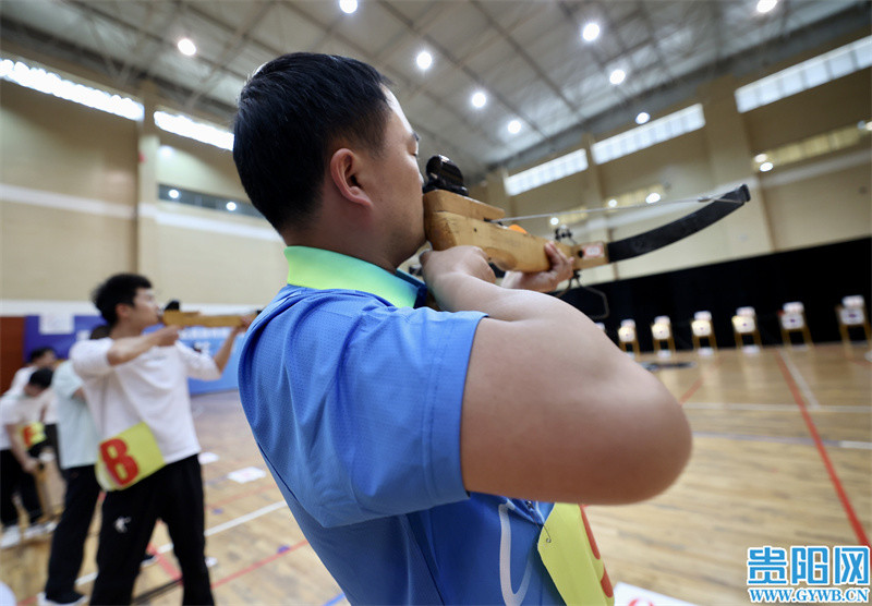 图击贵阳市第十一届少数民族传统体育运动会射弩比赛