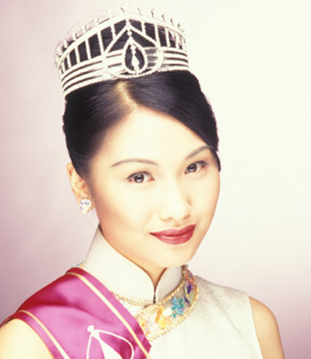 港姐袁彩云移居国外近况!曾引俩男星争风吃醋,46岁嫁富商成阔太