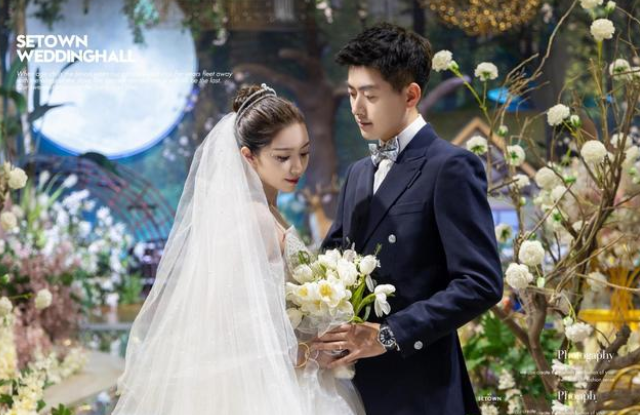 据悉,崔航是去年官宣结婚,和妻子举行了浪漫的婚礼,如今才不过1年的