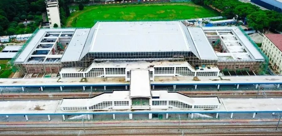 现场一片繁忙景象南昌县的南昌南站(横岗站)改扩建项目