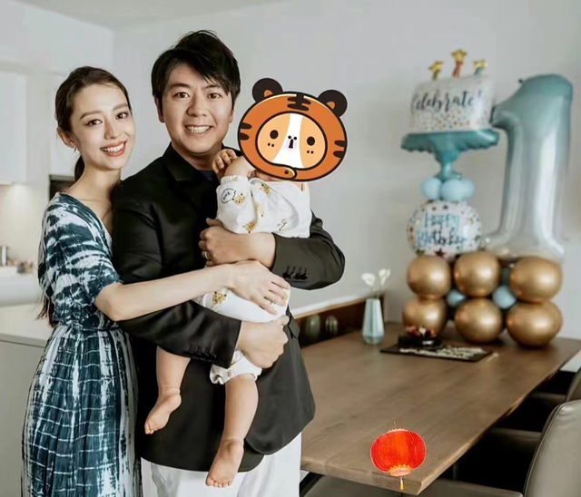 郎朗晒全家福为自己庆生吉娜抱娃出镜状态佳1岁儿子呆萌可爱