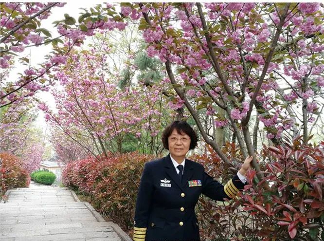 服役41年女大校退役，少校女儿的举动暖心了向往的生活