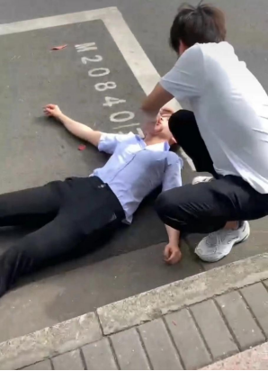 女子倒地抽搐小伙在120指导下急救回应避免麻烦找人拍摄视频