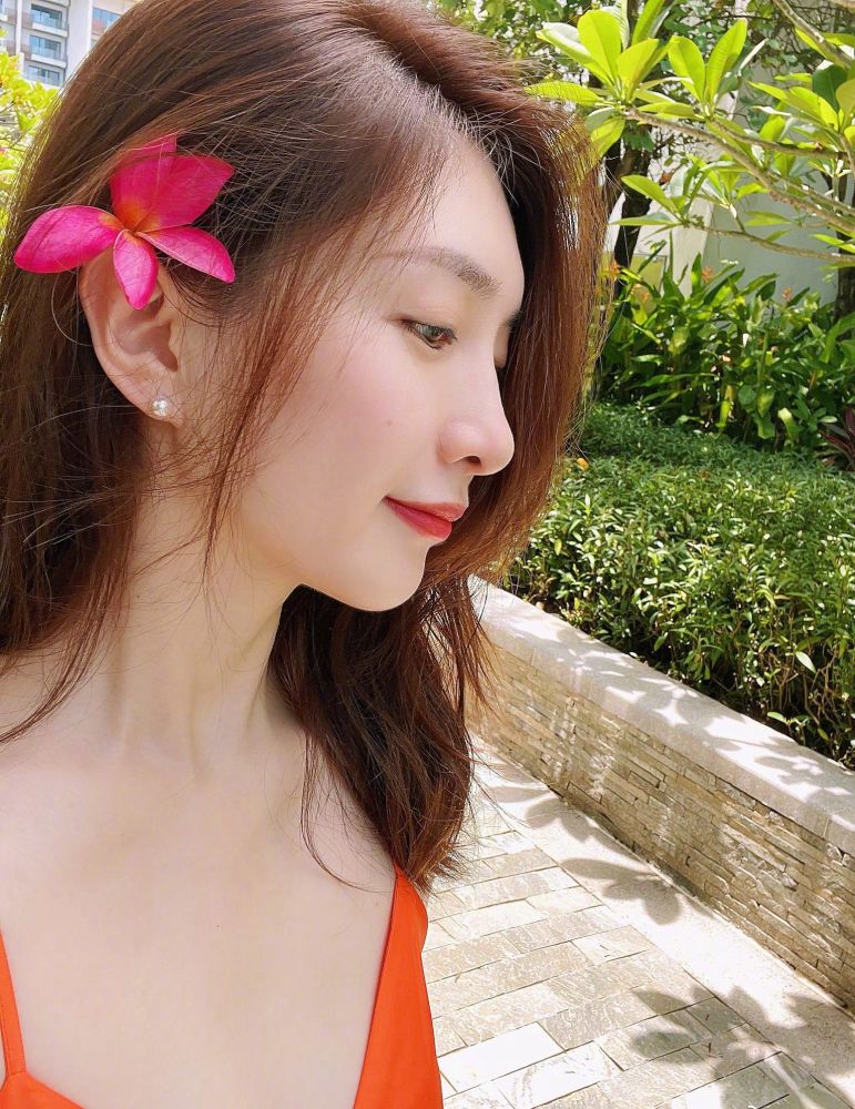 江疏影红色吊带长裙性感写真_腾讯新闻