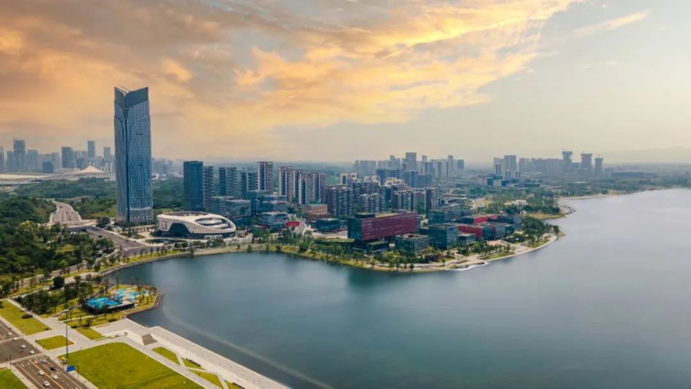 對外交往,生態休閒,城市公園等功能興隆湖片區主要承擔在產業規劃和