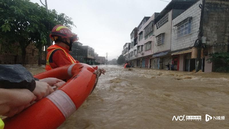 广东韶关暴雨引发内涝消防连夜营救被困群众360余人