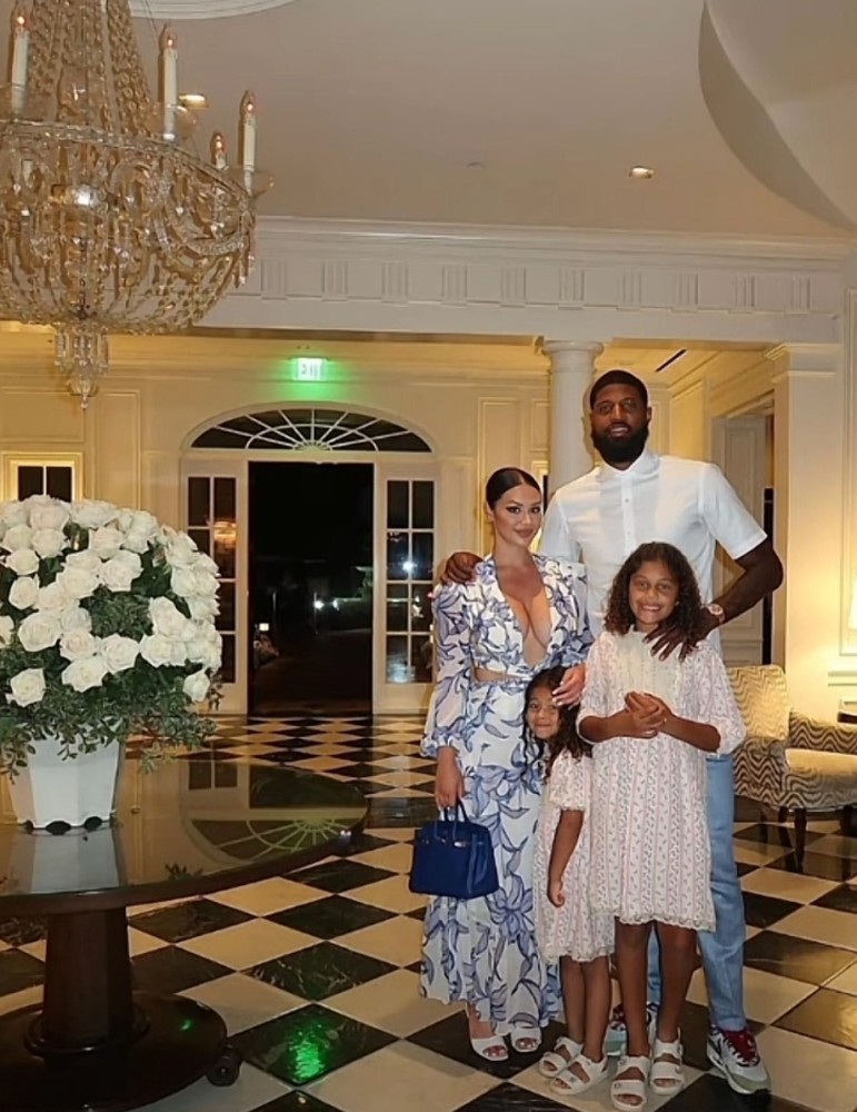 保罗乔治晒度假照一家老小全出动老婆身材再次抢镜