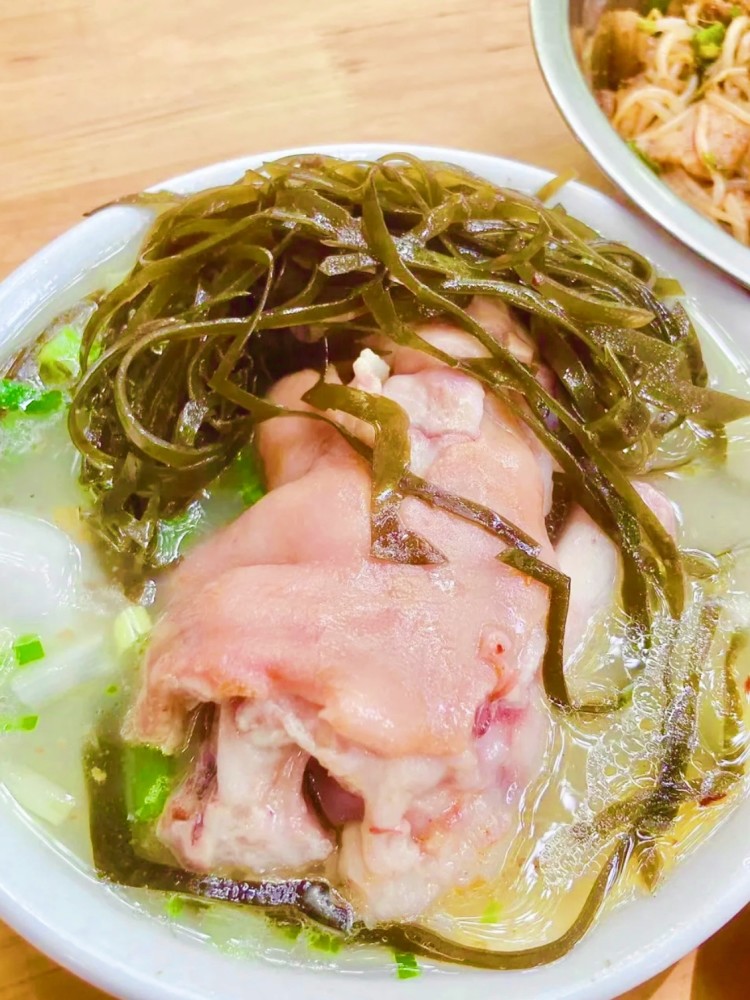 之所以称他家的蹄花为"最纯粹",原因就是蹄花汤并