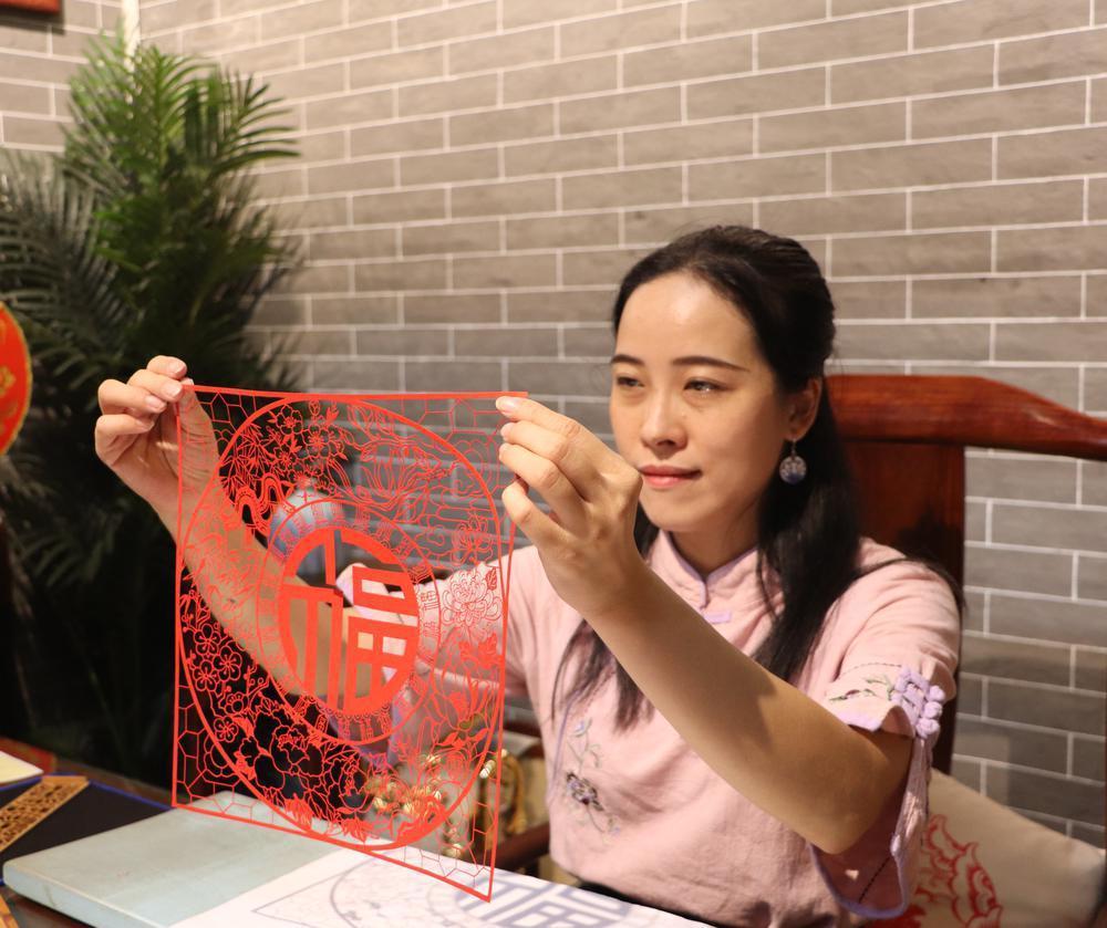 佛山剪纸代表性传承人邓春红及其作品鼓励高校职校技校开设非遗课