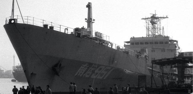 "洞庭湖"舰海上航行的883"洞庭湖"舰退役后进入中国渔政的"洞庭湖"舰