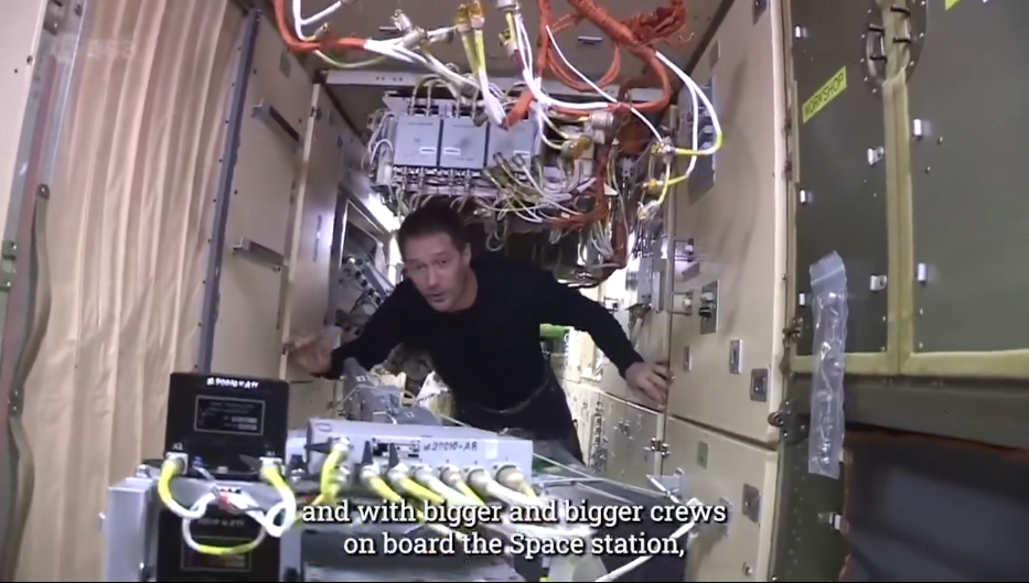 问天实验舱内部布局曝光！三个竖式睡舱，12月航天员“站”着睡觉
