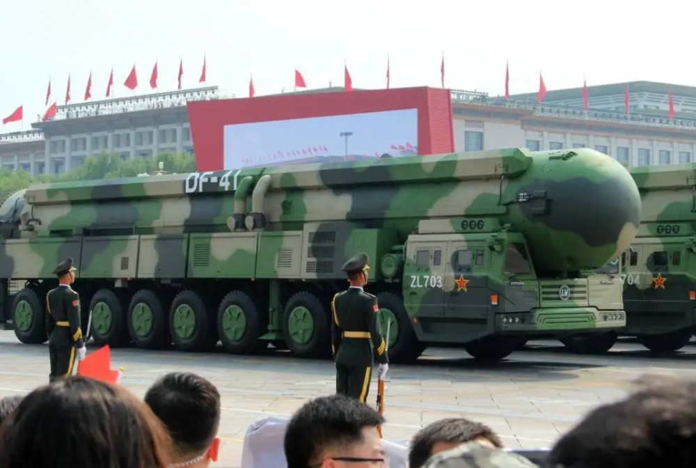 全球核弹数量揭晓，2000枚处于高度战备状态，中国公布核武新进展