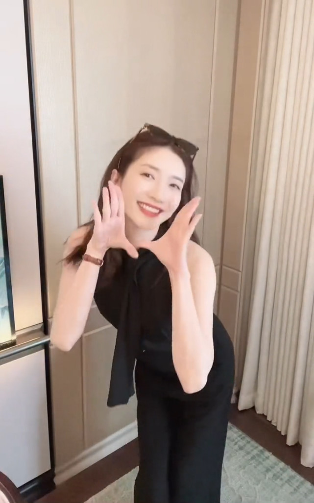 又被江疏影美到了!一袭黑色连衣裙跳热辣舞蹈,时尚感不输给超模