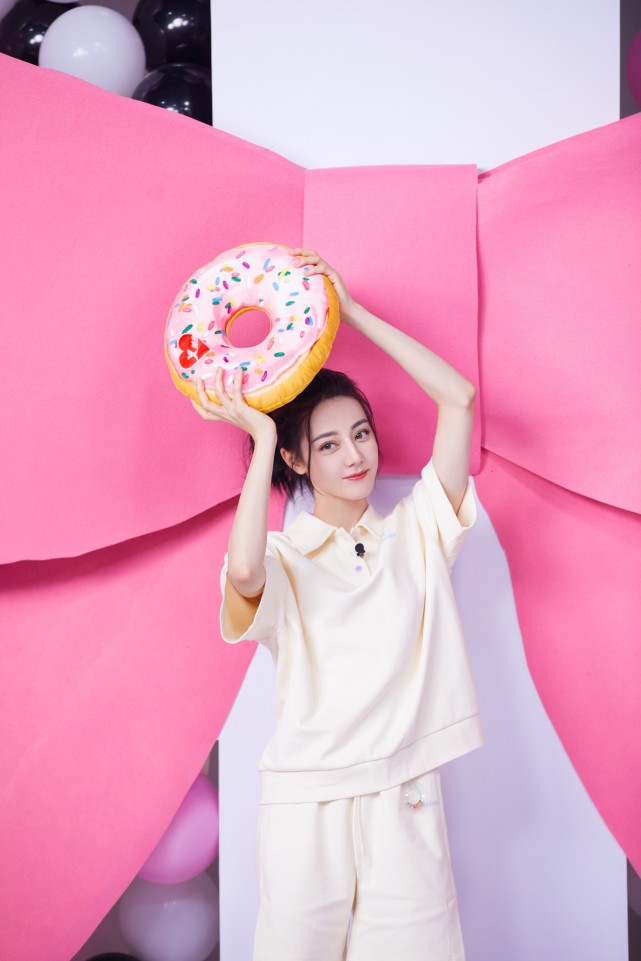 迪丽热巴出席直播活动高马尾运动装又甜又清纯状态也太棒了