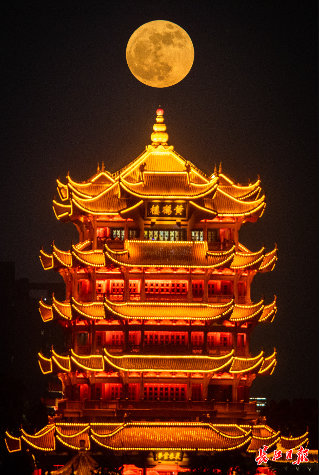 一轮"超级月亮"现身武汉夜空,与武汉地标黄鹤楼