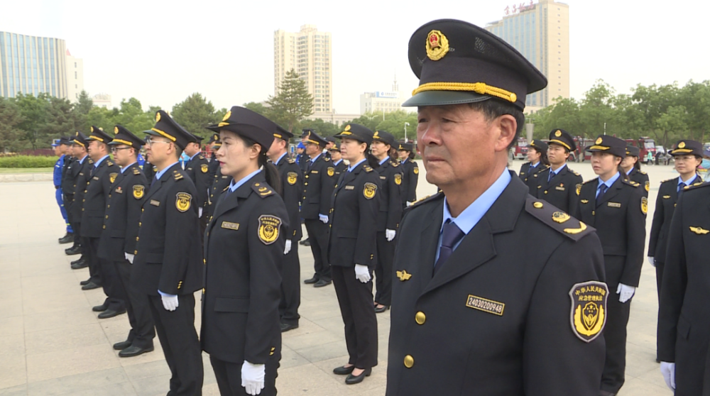 应急管理综合行政执法制式服装主色调为藏青色,臂章通用图案由盾牌