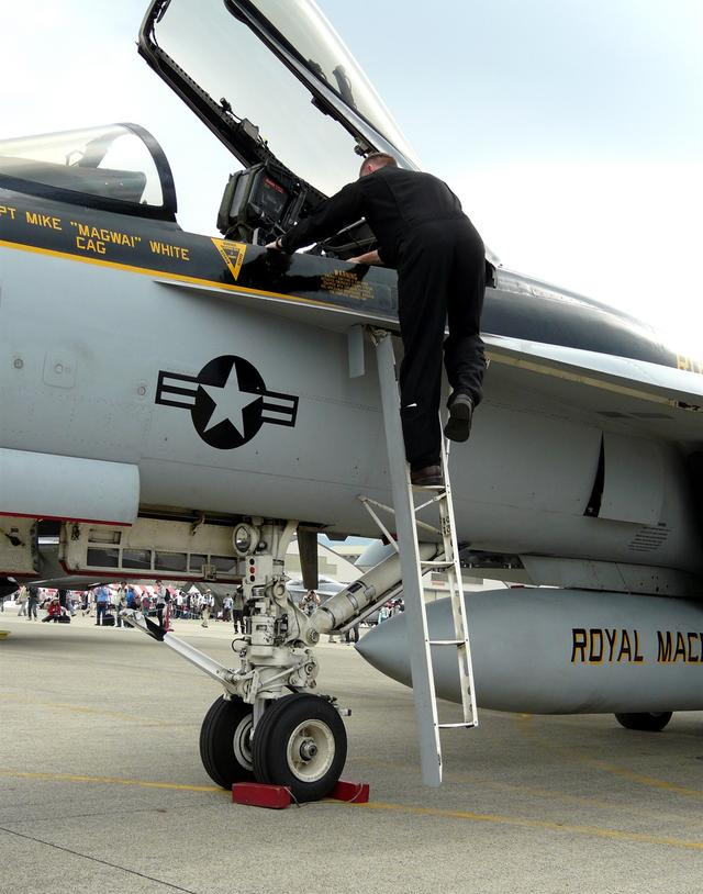 天生就不是为舰载机而生,导致歼15的保障效率明显不如大黄蜂