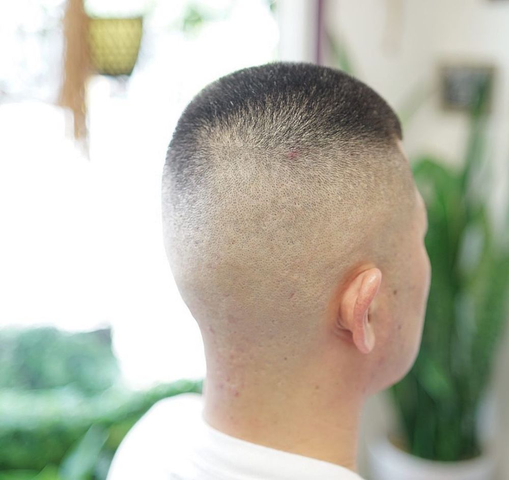 圆寸头就是超短的男士发型,周边推的几乎接近于光光的效果,干干净净