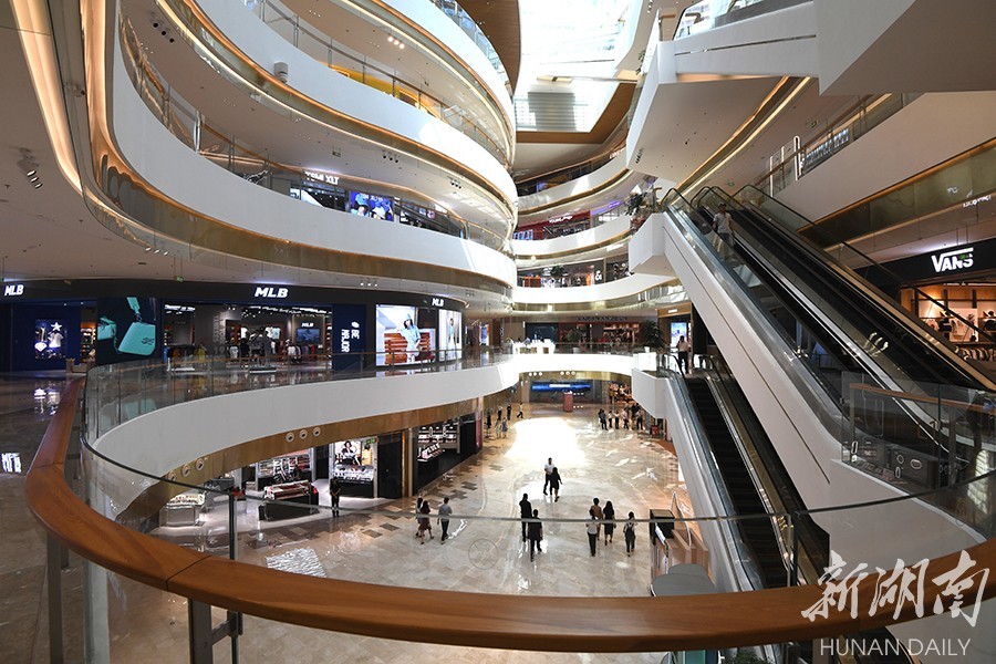 6月14日,长沙步步高星城天地店,市民在休闲购物.