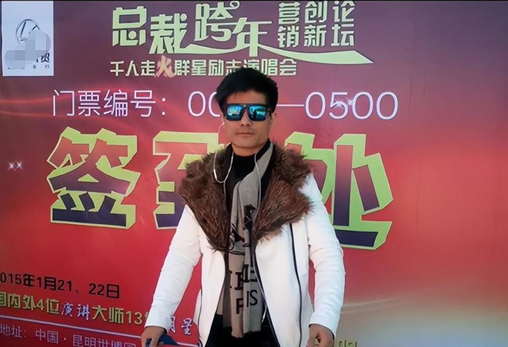比如曾经在星光大道拿到过当期冠军的歌手刘晓东,2015年,刘晓东以独特