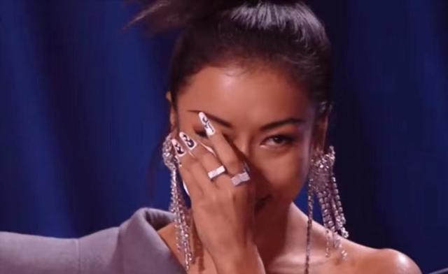 那英与吉克隽逸抽烟被拍,坐姿霸气胜似老烟枪,网友称其带坏后辈