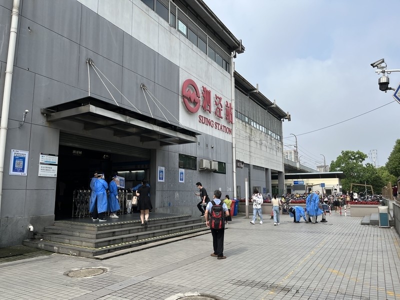 扫场所码致9号线佘山站排长队如何缓解记者实地体验改进措施有效