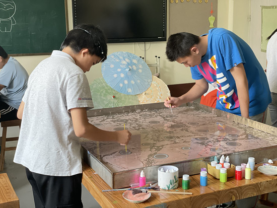 受访者供图张雨萱是一名孤独症儿童,赵心月和王鲁仪患有听力障碍,都