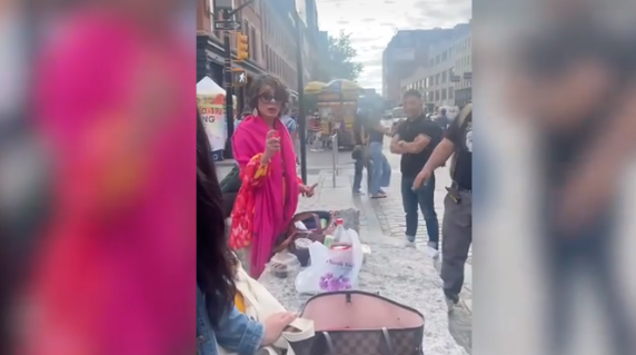 美国红衣女子街头攻击多名亚裔女性：狂喷胡椒喷雾事后逃跑