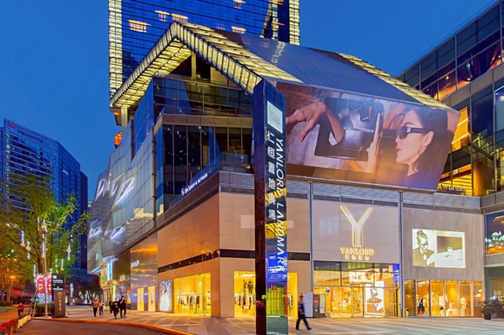 2010 年,成都仁恒置地广场的开幕,标志着成都乃至西南地区第一个真正