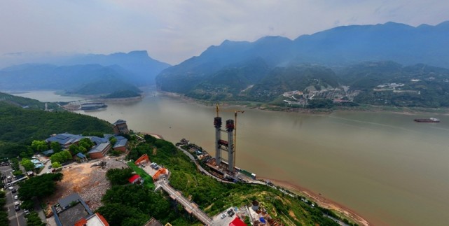 并登上奉建高速180米高的白帝城夔门长江大桥北岸桥墩