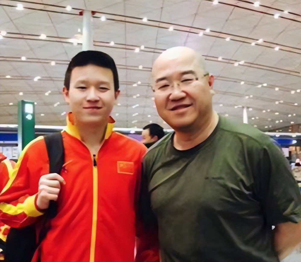 英达儿子英如镝街上排队做核酸练习打球姿势怪引得旁人伸出头看