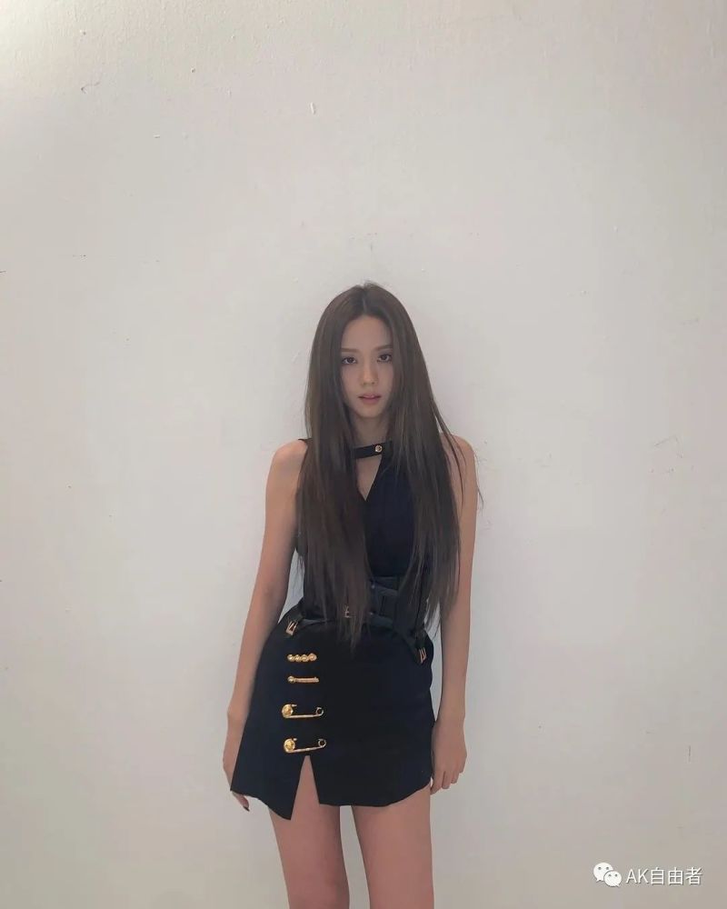 blackpink的金智秀晒出了她的黑色裙子的照片上热搜