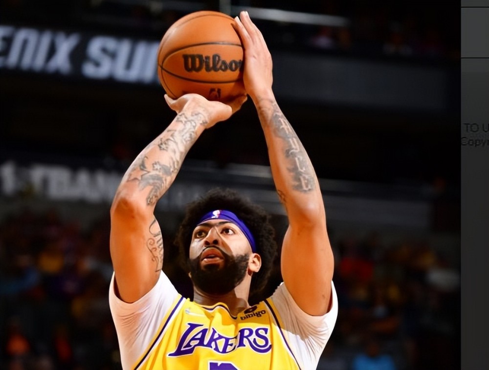 恭喜湖人浓眉哥歇了71天终于开练训练师咧嘴笑称赞很棒