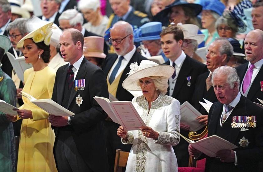 凯特王妃穿旧衣出席追悼会，3万元旧衣重穿，梅根早已忘记老战友九年级音乐书目录