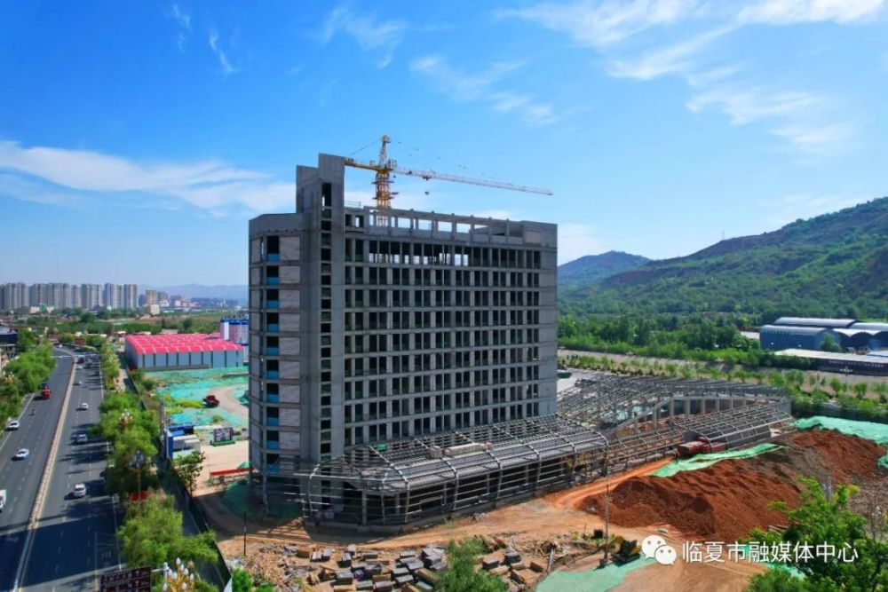 临夏市客运中心建设项目距离康临高速出入口约2公里,建设标准为一级