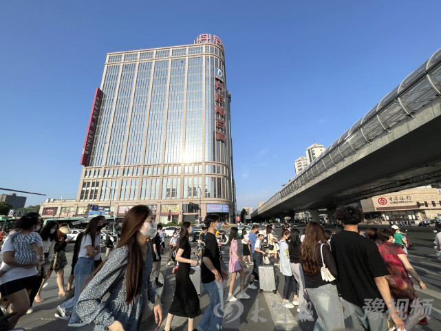 郑州闹市里现麦田,让人感受丰收的喜悦△花园路上一家大型超市也